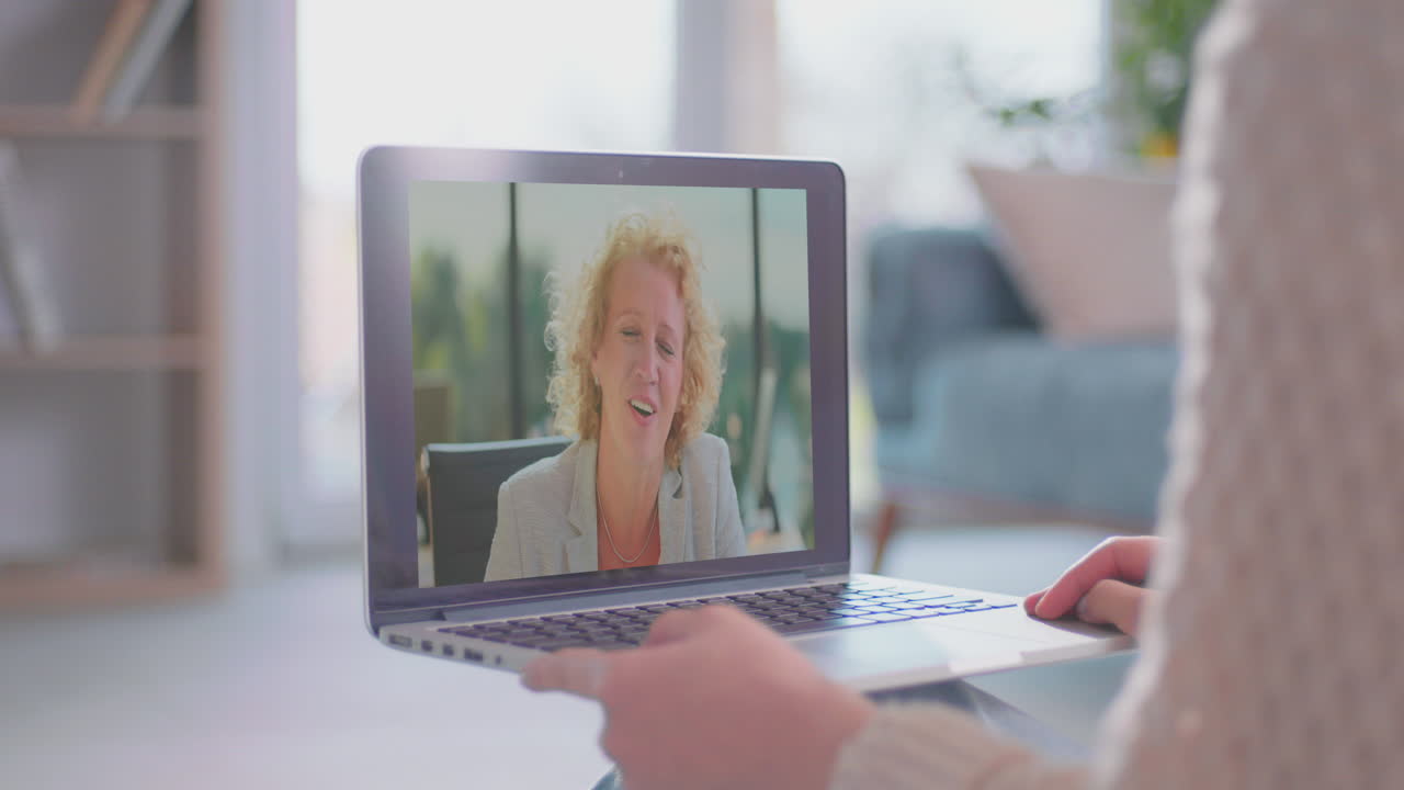 joven estudiante que estudia desde casa