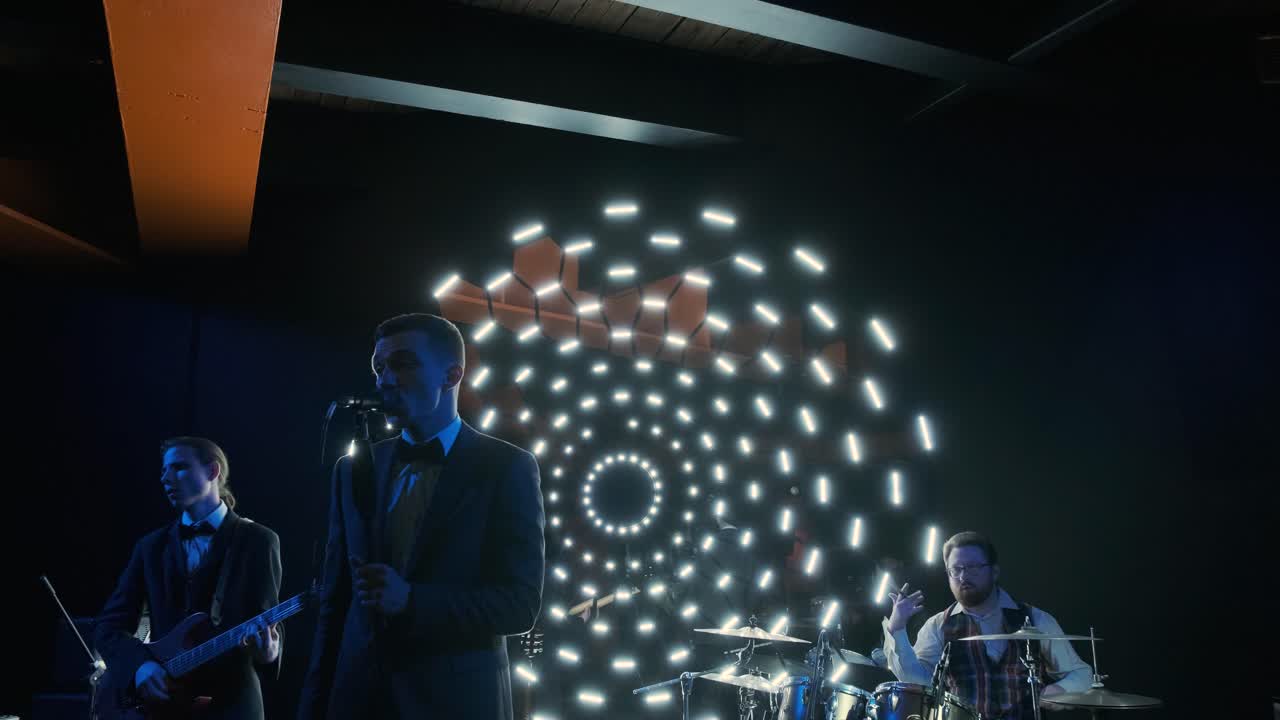 클럽 의 무대에서 연주 하는 젊은 남자 음악가 나 록 밴드 의 세련 된 그룹