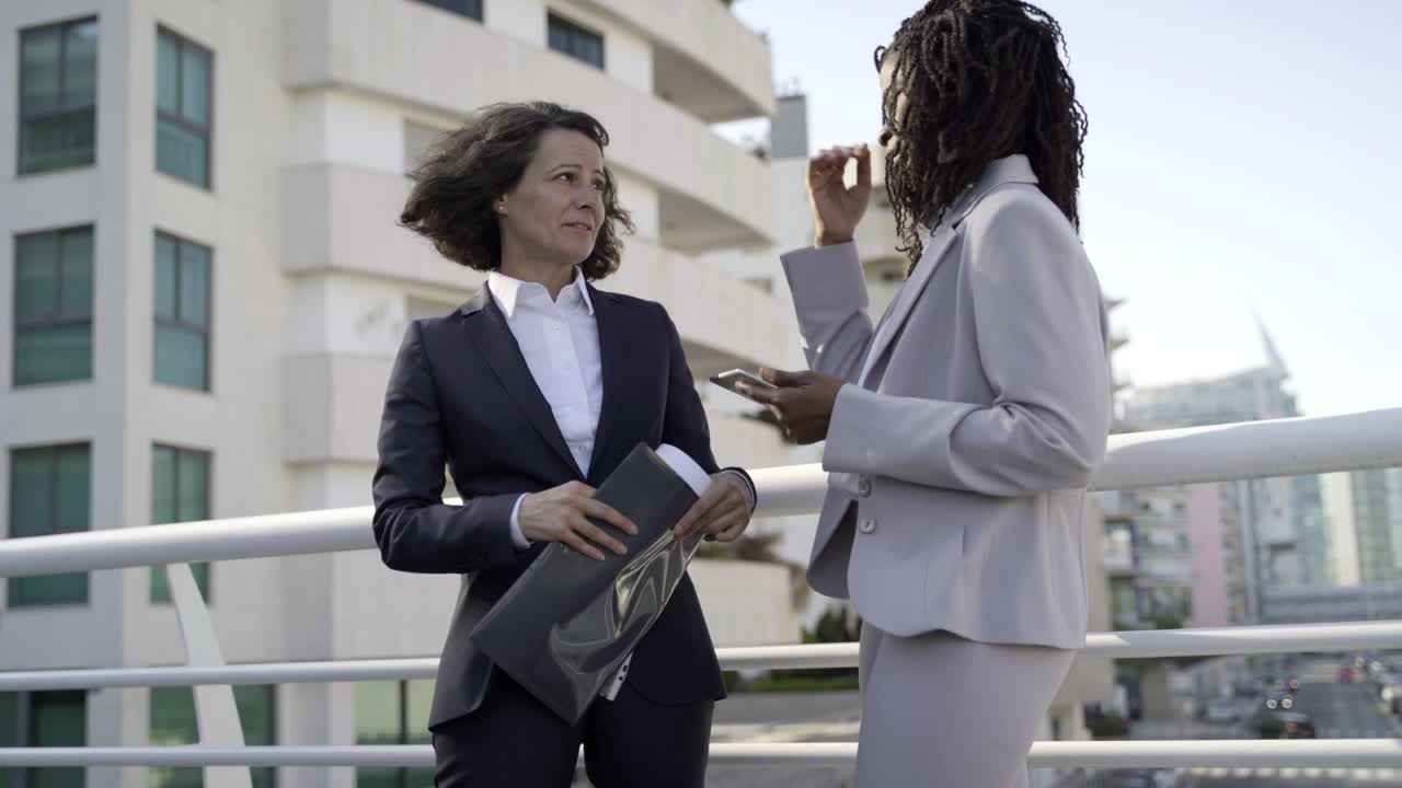Donne d'affari serie con documenti e tablet
