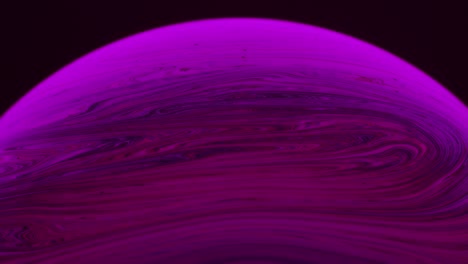 fotografía artística de primer plano de jabón rosado con líneas horizontales líquidas que se mueven fluidamente