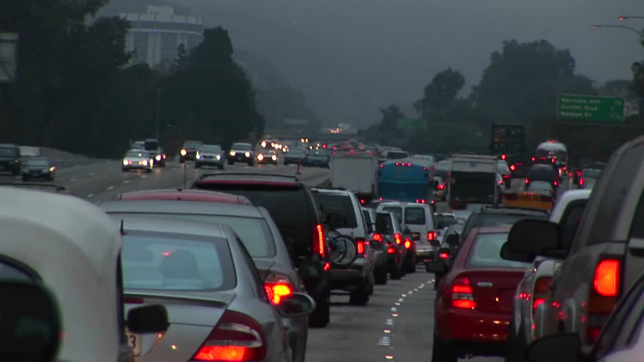 el tráfico conduce lentamente en una carretera llena de gente 3