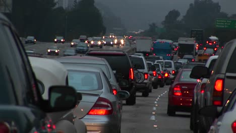 El-Tráfico-Avanza-Lentamente-En-Una-Autopista-Concurrida-3