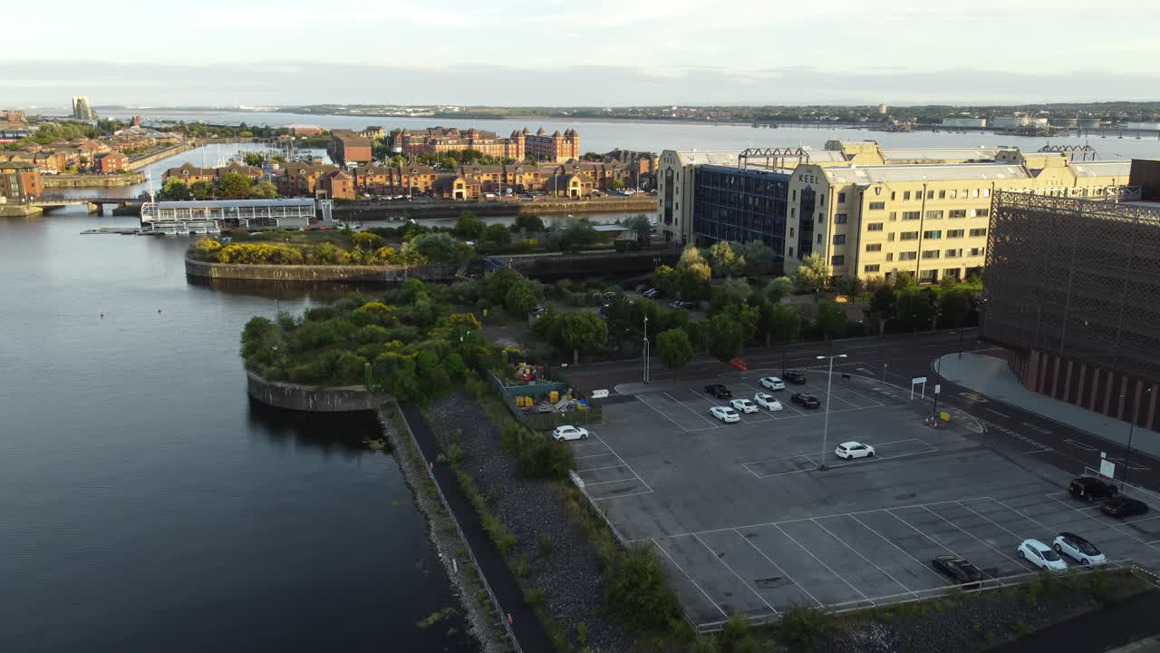 Liverpool, Inglaterra – 4 de agosto de 2022: vista aérea por drone do estacionamento Kings Dock Car Park durante o dia