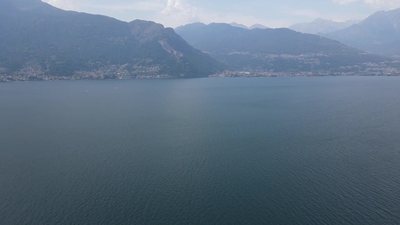 Lago di Como Italia Europa, punto di riferimento naturale, paesaggio aereo con drone, ampia panoramica.