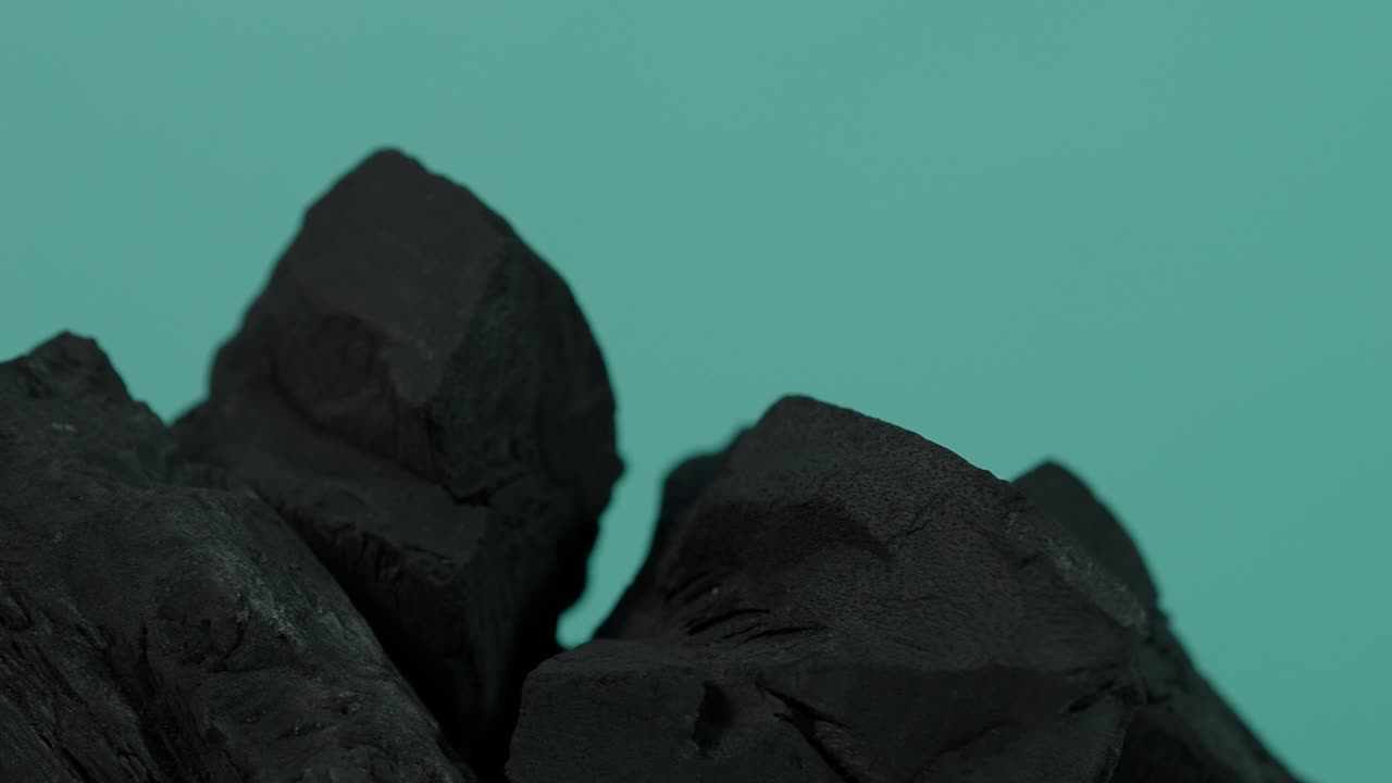 나무 석탄 - 파란 녹색 스크린 배경에 검은 석탄 - 요리 그릴 또는 산업에 사용 - 자연 나무 석탄, 강하게 가열 된 목재에 의해 생산 된 검은 탄소 reesidue - 그릴 bbq.