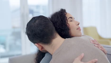 amor, perdón o abrazo de pareja en la sala de estar de la casa