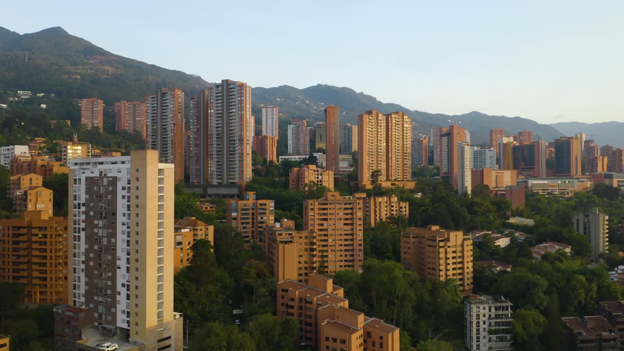 Drone sobrevoa condomínios em Medellín, Colômbia