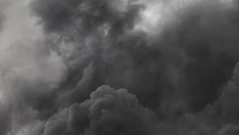Dramatischer-Blitz-Einer-Cumulonimbus-Wolke