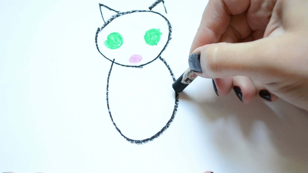 Barn tegner en katt. Tegneprosess