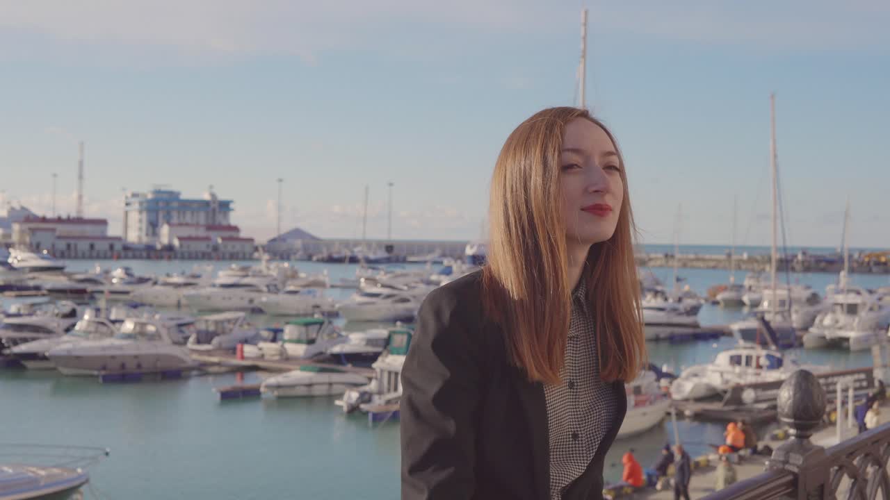 마리나에 있는 여자