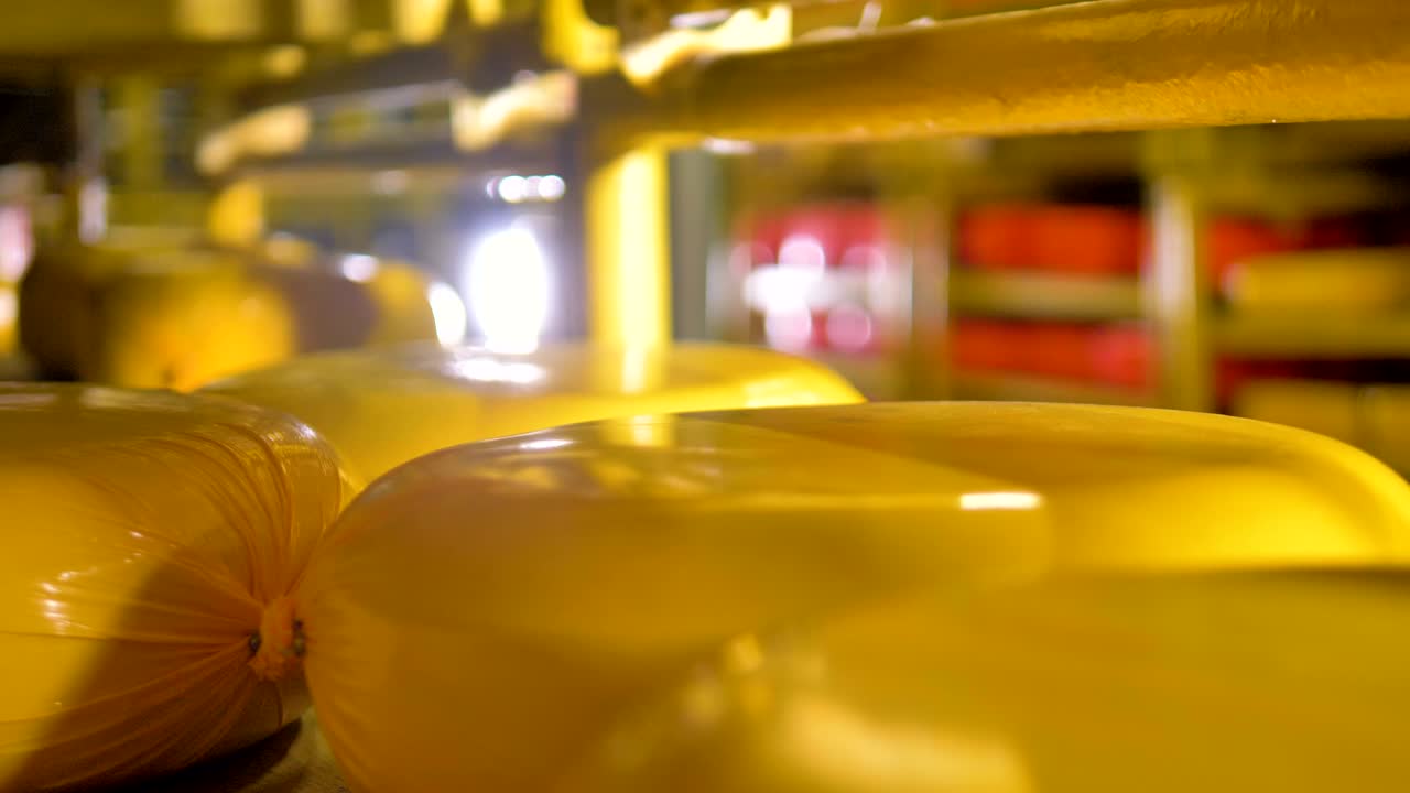 близкий взгляд на желтые колеса сыра на полке.