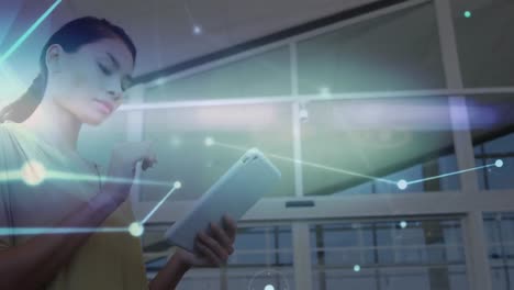 animación de puntos conectados moviéndose sobre mujer de negocios asiática usando tableta digital en la oficina