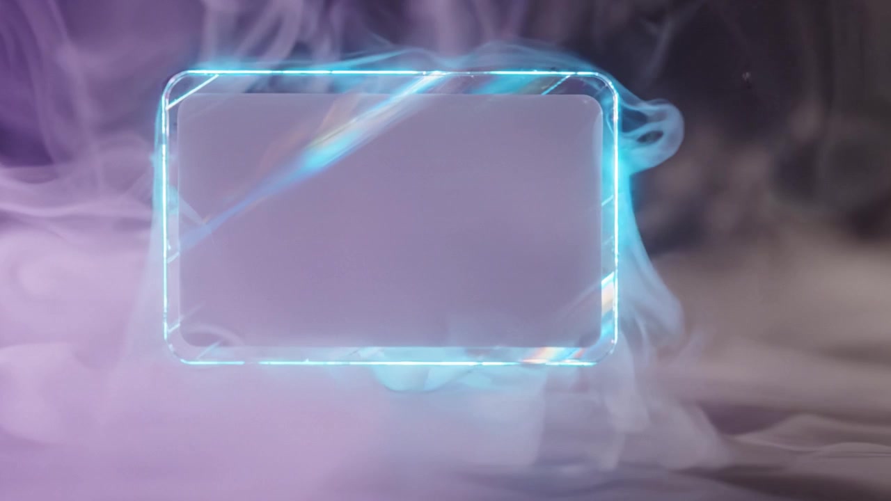 Una cornice misteriosa circondata da fumo etereo e luce brillante, che evoca un'atmosfera onirica perfetta per visualizzazioni creative o presentazioni.