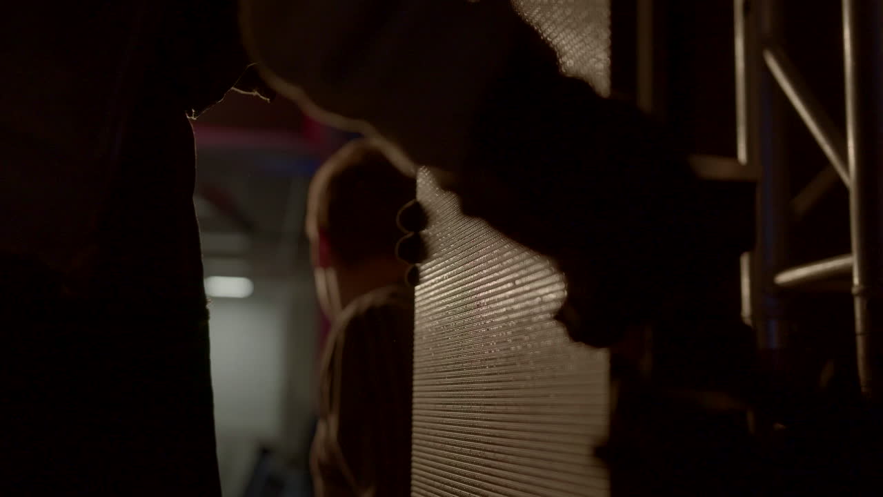 큰 레드 스크린에서 일하는 사람들