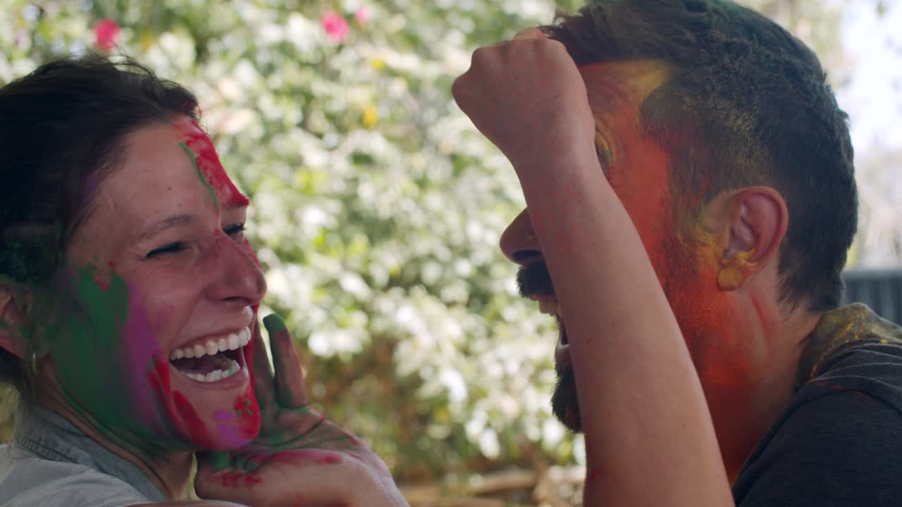 Turisti che celebrano il tradizionale festival indiano dei colori indù di Holi