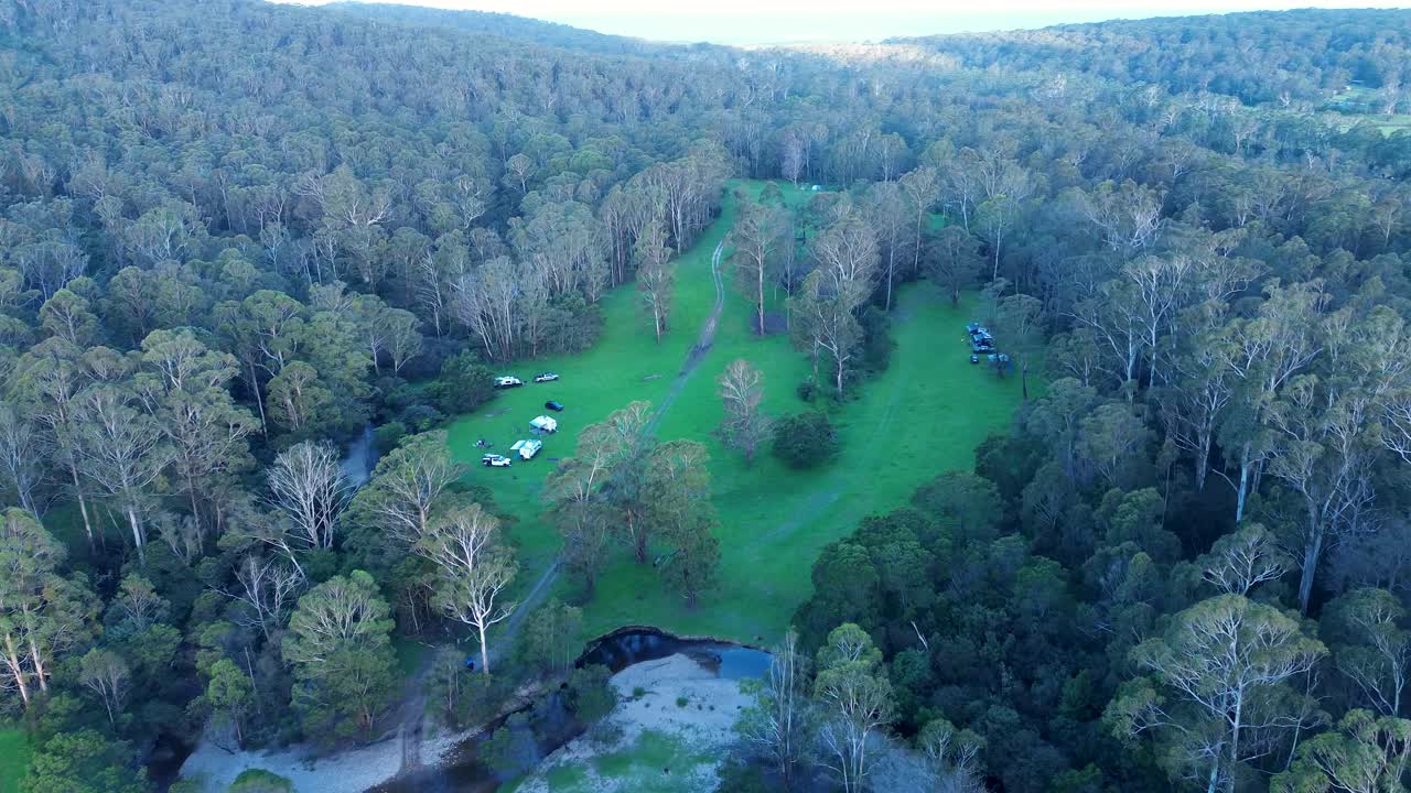 부시랜드의 드론 항공 풍경 캠핑장 숲 재산 면적 나무 텐트 여행 관광 에덴 네더코트 사우스 코스트 오스트레일리아