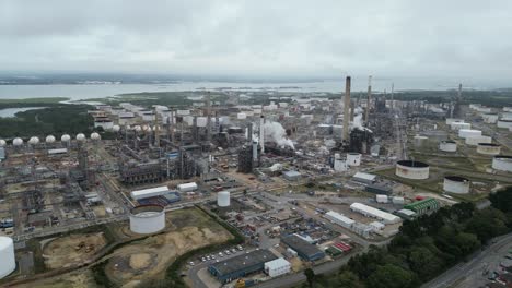 Antena-Drone-Panoramización-Fawley-Refinería-De-Petróleo-Hampshire-Uk