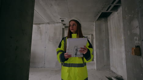 Una-Joven-Ingeniera-Civil-Camina-En-Un-Edificio-En-Construcción.