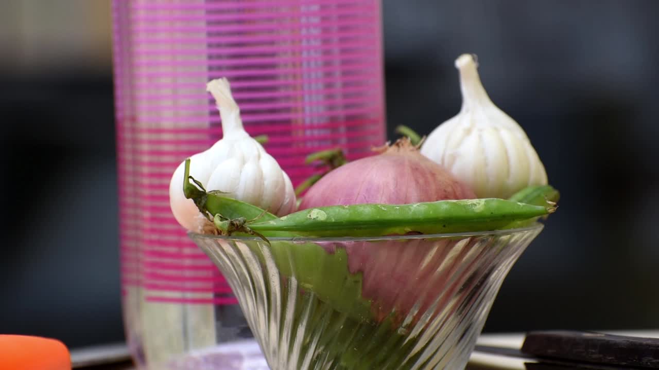 cebolla, ajo y guisantes verduras en casa