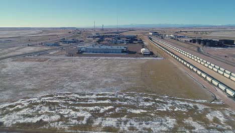descenso de un drone cardán de un parque industrial en la mañana de invierno