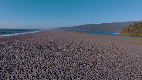 Eine-Antenne-über-Einem-Generischen-Strand-Entlang-Der-Küste-Von-Zentralkalifornien