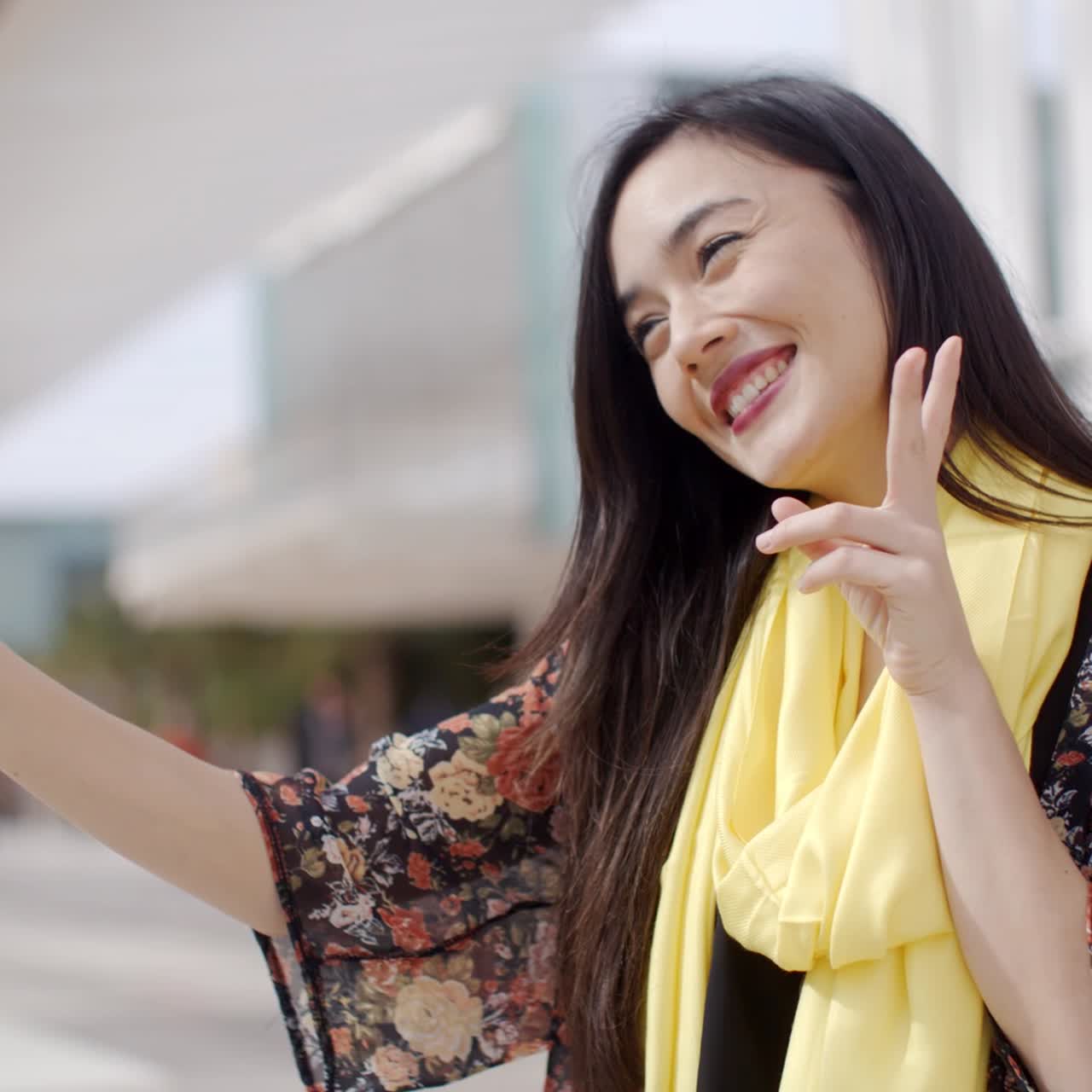 mujer alegre haciendo gestos para la cámara de la tableta