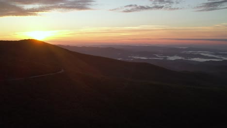 Antena-Al-Amanecer-Debajo-De-La-Montaña-Del-Abuelo-Nc,-Carolina-Del-Norte