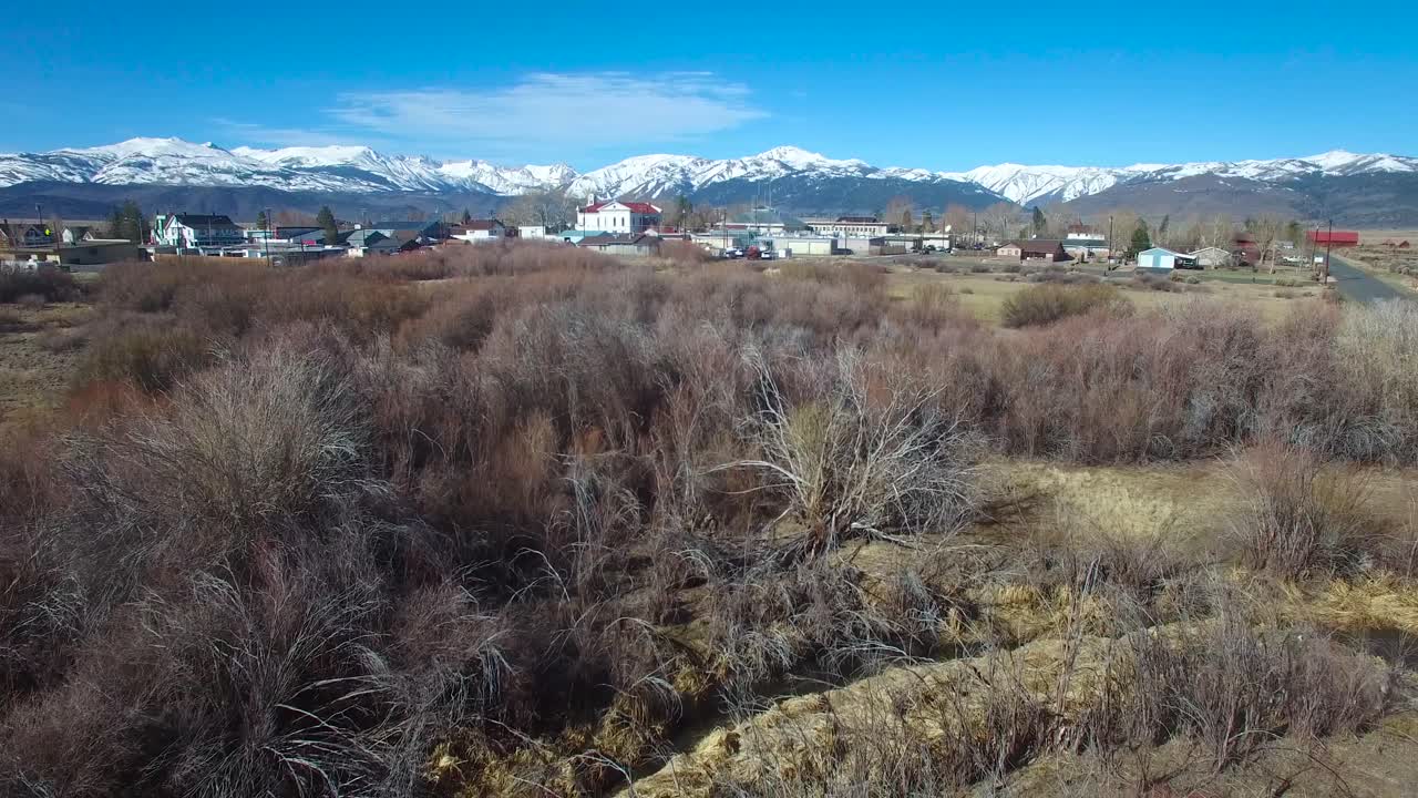 tiro aéreo ascendente sobre la pequeña ciudad occidental de bridgeport california en la base de las montañas de sierra nevada
