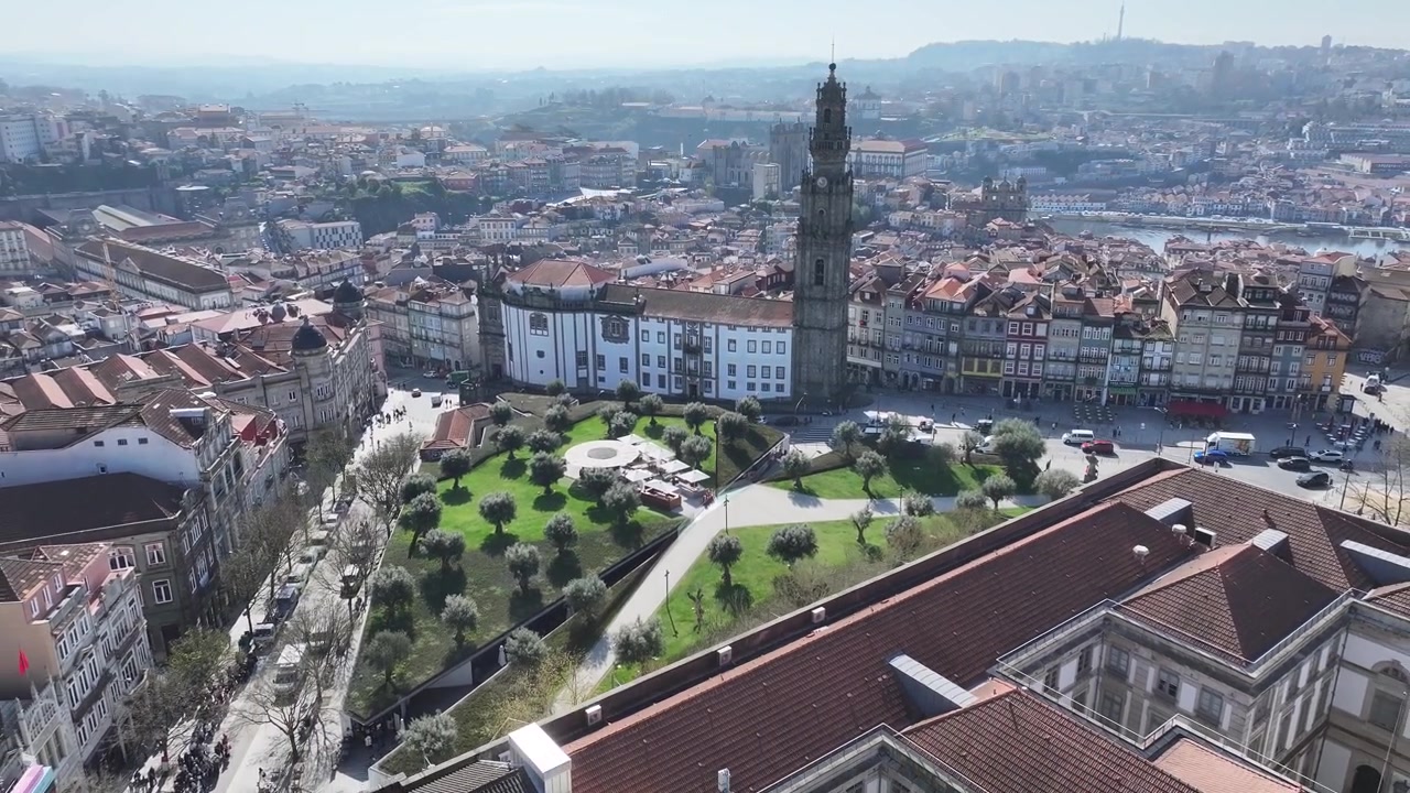 Clérigos Tårnet i Porto i Porto-distriktet, Portugal. Bymidte panorama. Religiøst symbol. Middelalderbygning. Clérigos Tårnet i Porto-distriktet i Portugal. Lissabon Plads