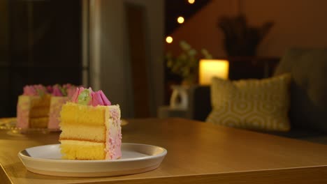 una rebanada de pastel de celebración de la fiesta para el cumpleaños decorado con glaseado en la mesa en casa 2