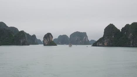 Islas-De-Piedra-Caliza-En-La-Bahía-De-Ha-Long-En-Un-Día-Sombrío-En-Vietnam