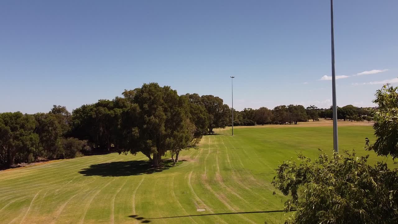 파란 하늘, 파란 호수, 녹색 나무와 지역 레저 공원의 잔디