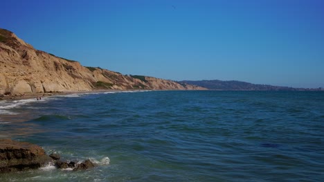 Still-shot-of-a-beach-in-San-Diego-with-a-great-view-of-the-cliffs,-rocks,-and-Pacific-Ocean