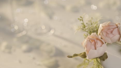 primer plano del pastel de bodas en la mesa decorada en la recepción de bodas 3
