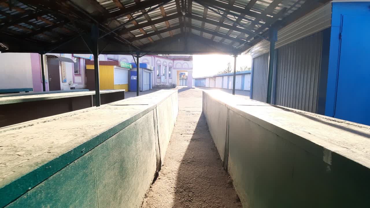 el viejo mercado vacío en ucrania