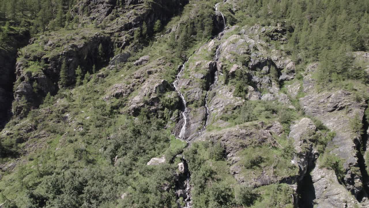 video di aereo gru o ascesa con drone che sorvola una cascata nelle alpi italiane