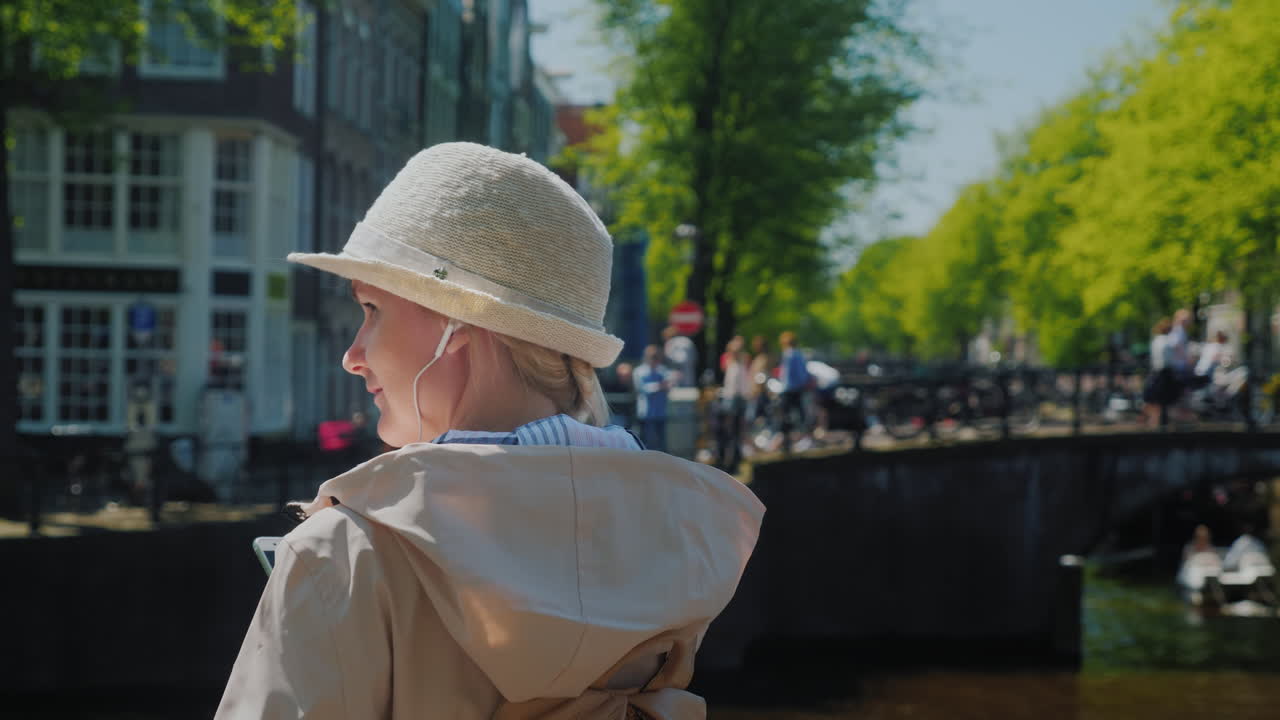 암스테르담에서 헤드폰을 가진 여자