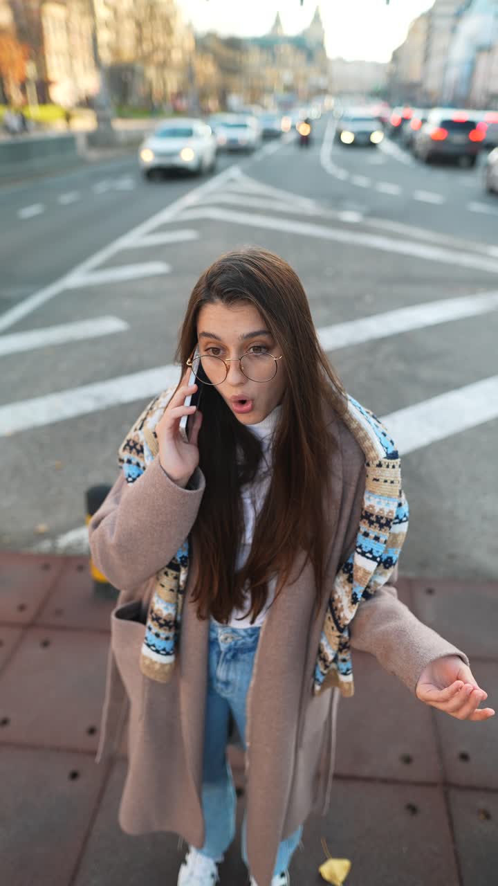 도시 거리에서 전화를 하는 십대 소녀