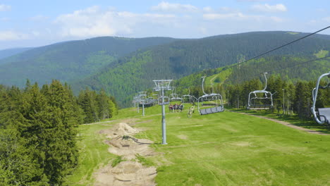 teleférico en la montaña y tres hombres conduciendo