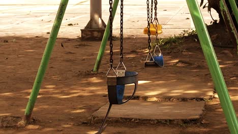 conjunto de columpios para niños en una antigua zona de juegos dentro de una subdivisión suburbana residencial en la ciudad de mandaue, filipinas