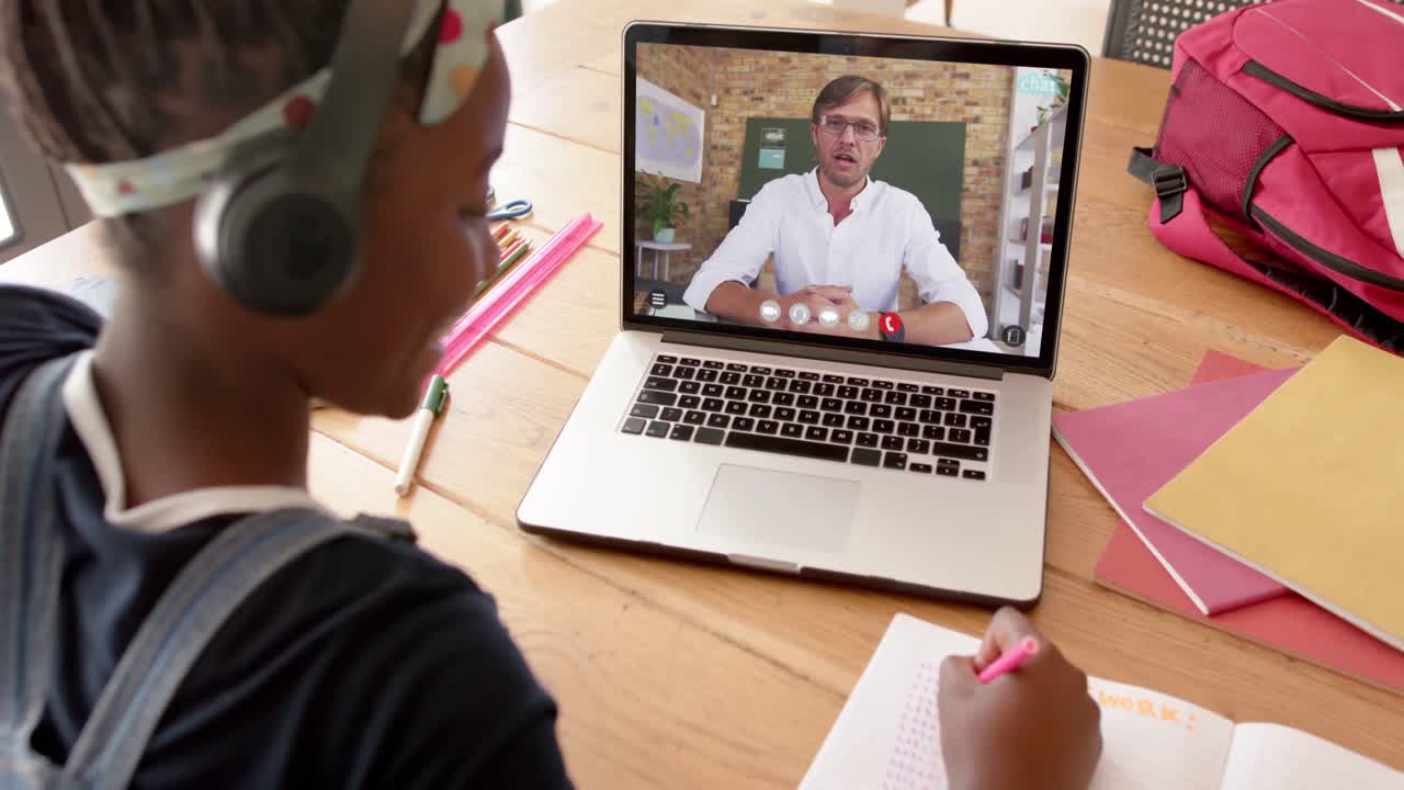 composición de una colegiala afroamericana en una computadora portátil aprendiendo en línea con un maestro caucásico