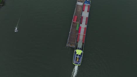 vista a vista de pájaro de la barcaza h2 navegando más allá de dordrecht en el río oude maas