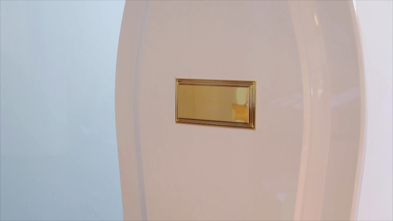 영구차나 예배당에 있는 장례식 관의 클로즈업 샷 또는 묘지의 매장