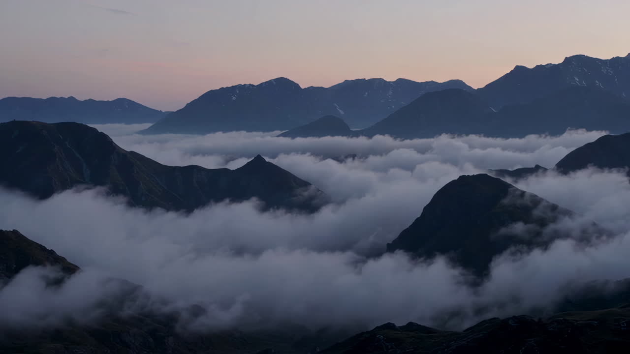 해가 뜨고 해가 지면 안개가 가득한 산꼭대기