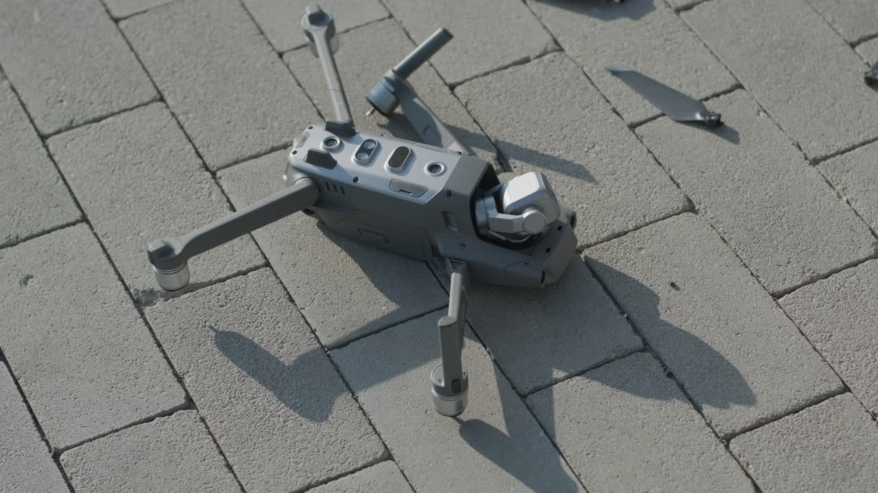 추락한 드론이 땅에 누워서 손상되었습니다.