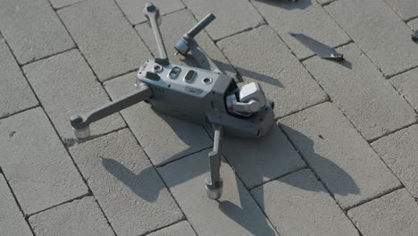 el dron estrellado yace en el suelo y está dañado.