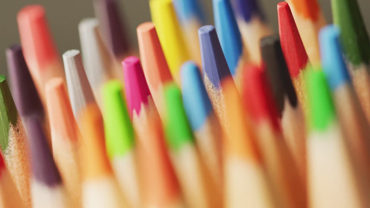 베이지색 배경 위에 있는 다채로운 크레이온의 비디오