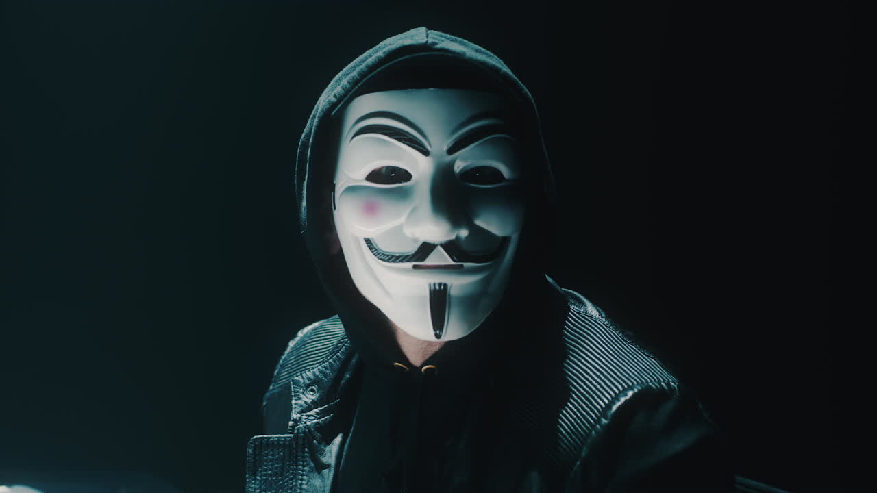 en el hacker de máscara anónimo