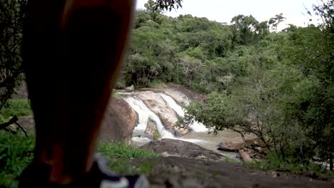cerrar caminando en una cascada en cámara lenta