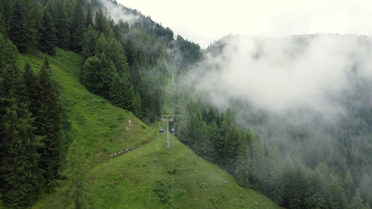 camino de cuerda empinada que conduce a una montaña en los alpes en lofer, austria en un día nublado
